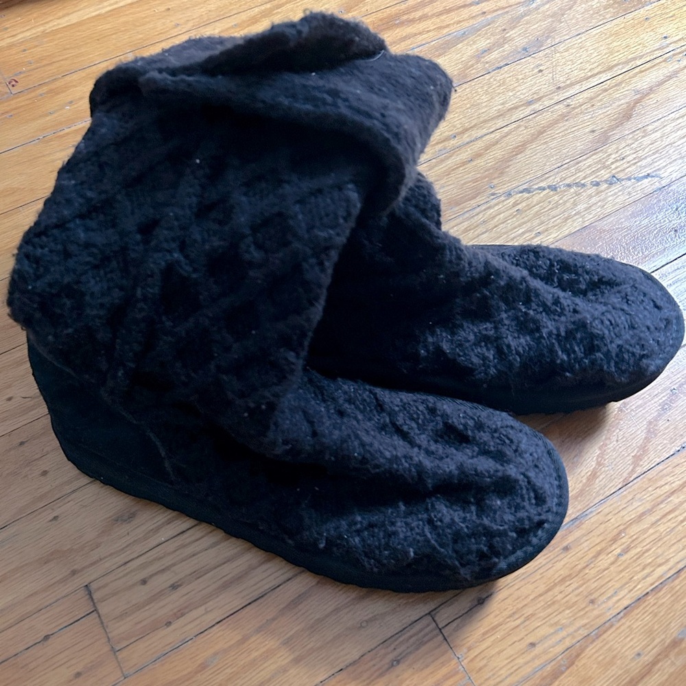 Cable Knit Ugg Tall Boots Size 8 Black in Great Condition.